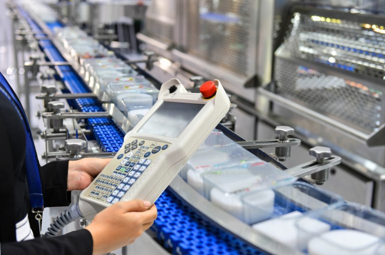 Nowoczesna, zautomatyzowana linia produkcyjna wyposażona w roboty i sterowniki PLC