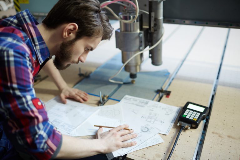 inżynier planujący produkcję i układający harmonogram prac