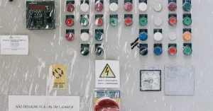 Inżynier analizuje przemysłową rozdzielnicę elektryczną w hali produkcyjnej