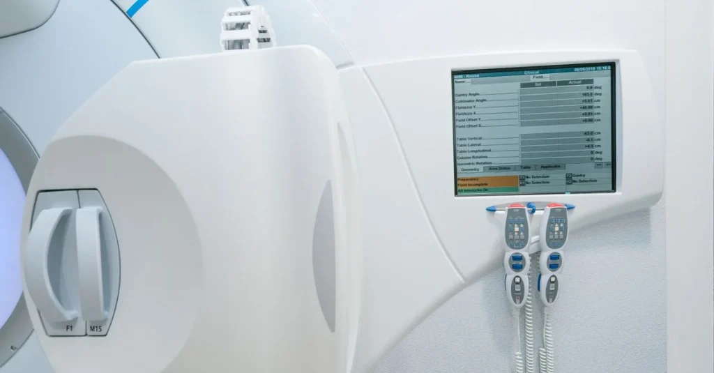 Inżynierowie analizujący dane z systemu automatyki i SCADA w sterowni przemysłowej