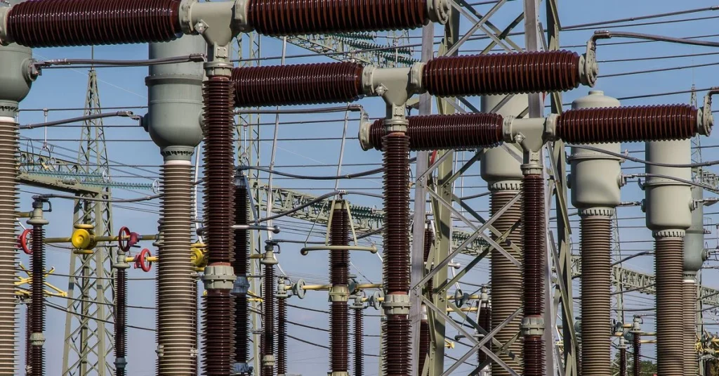 Nowoczesna rozdzielnia elektryczna z uporządkowanymi trasami kablowymi